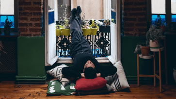 Emir Can İğrek’ in Yeni Teklisi “Balkon” Yayında!