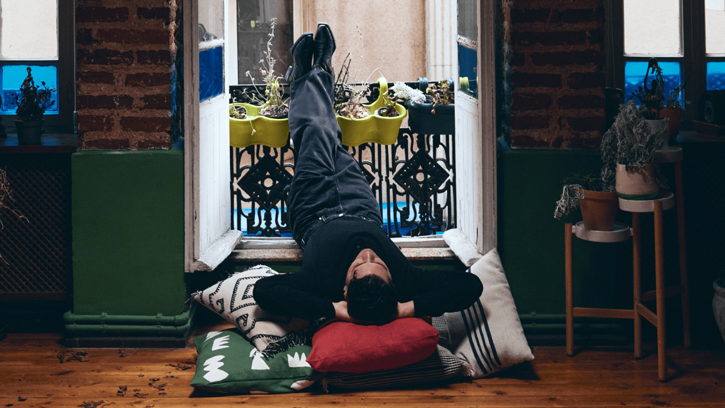Emir Can İğrek’ in Yeni Teklisi “Balkon” Yayında!